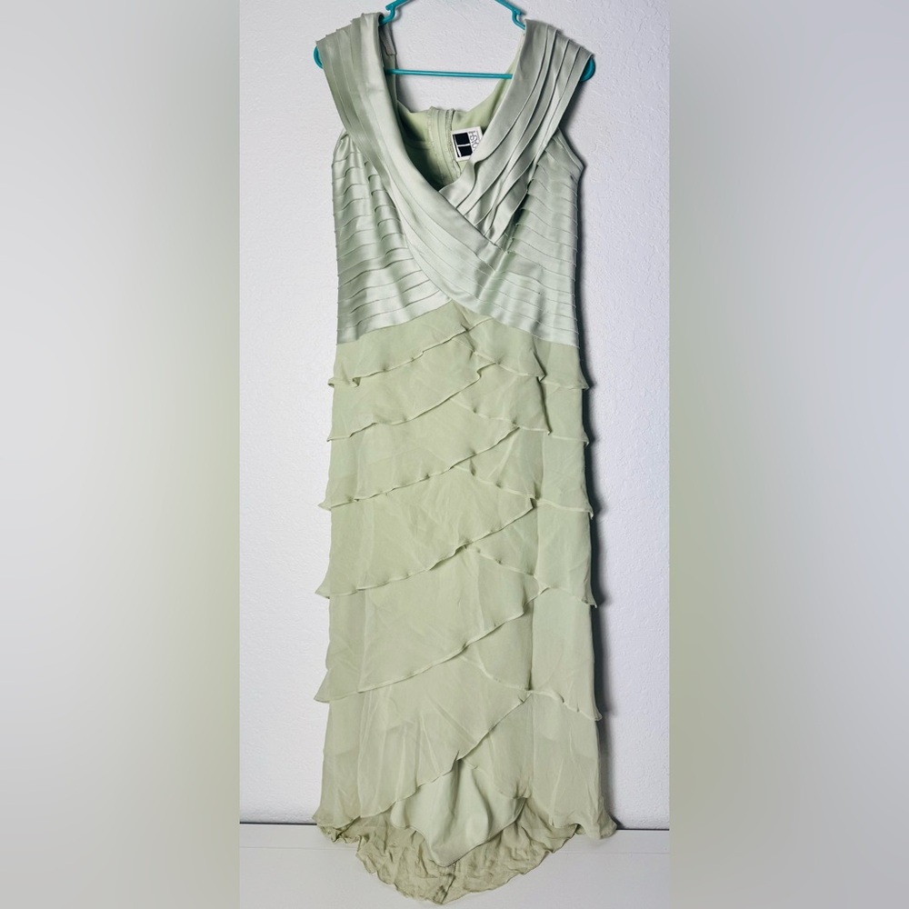 Vintage Tadashi Shoji Iight Green Gown Long Pleated Chiffon Size 6 / 8